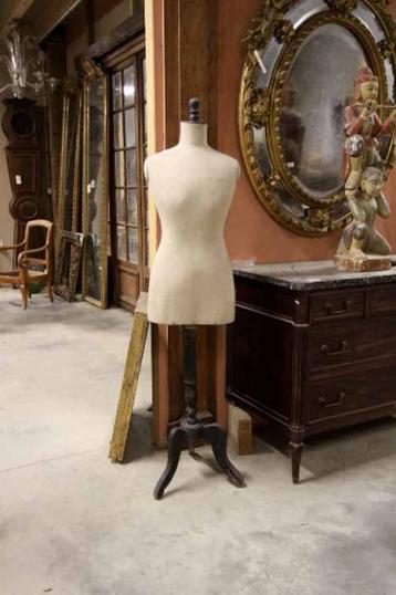 Shapely French Mannequin