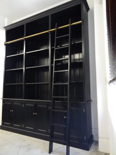 94-94 - Weatherby George bookcase