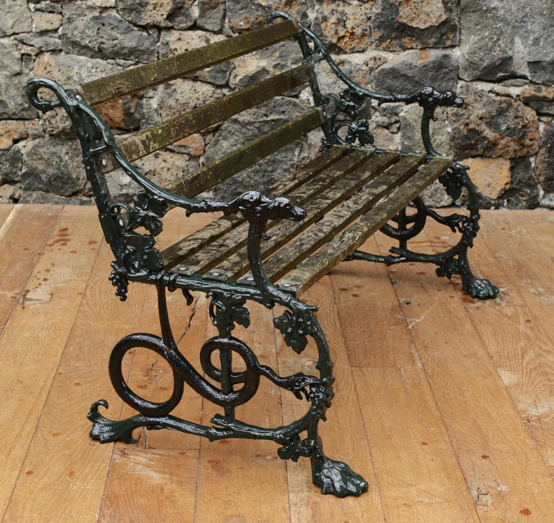 102-96 - 两个漂亮浇铸铁把手的科尔布鲁克代尔的长条凳和桌子