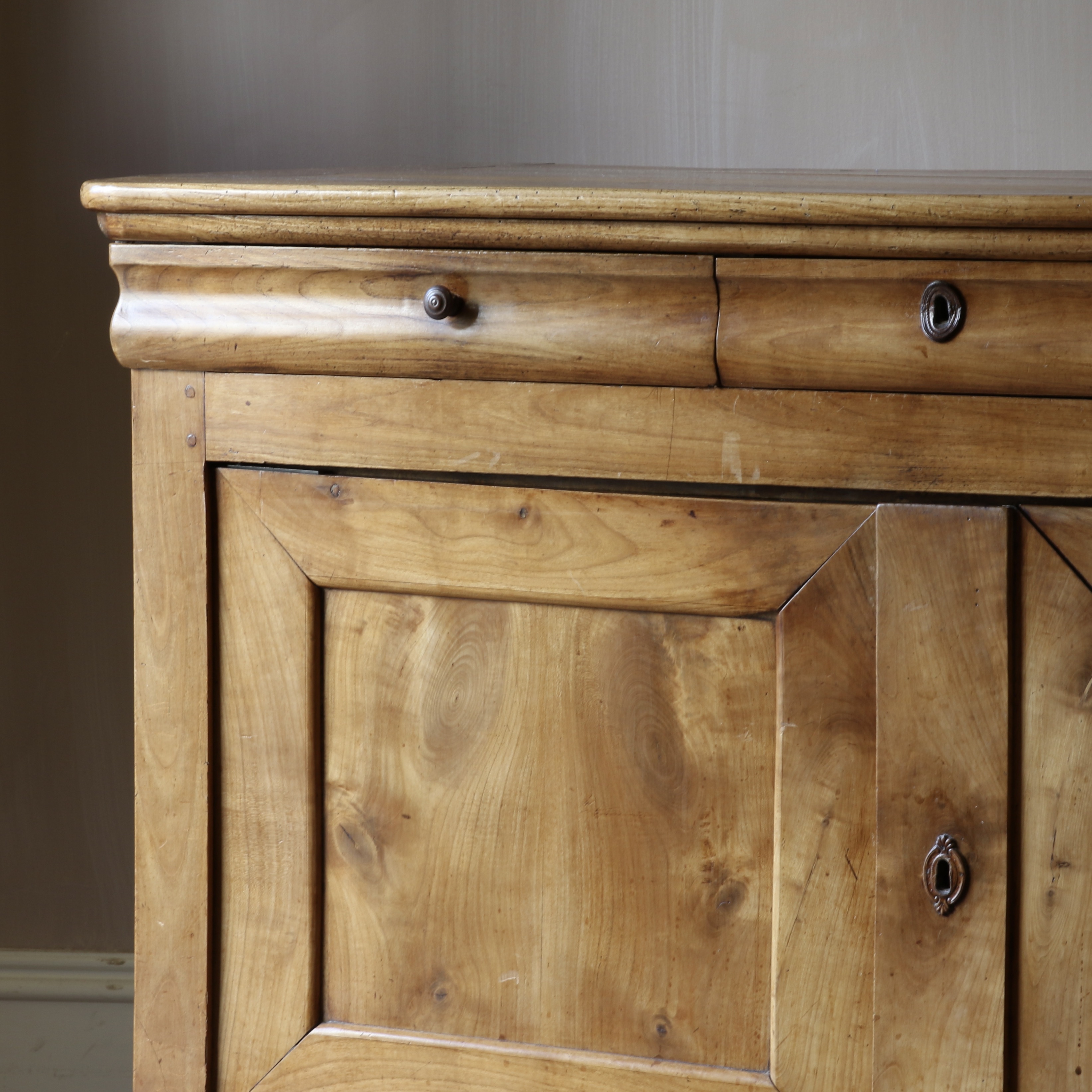 Louis Philippe Dresser Base