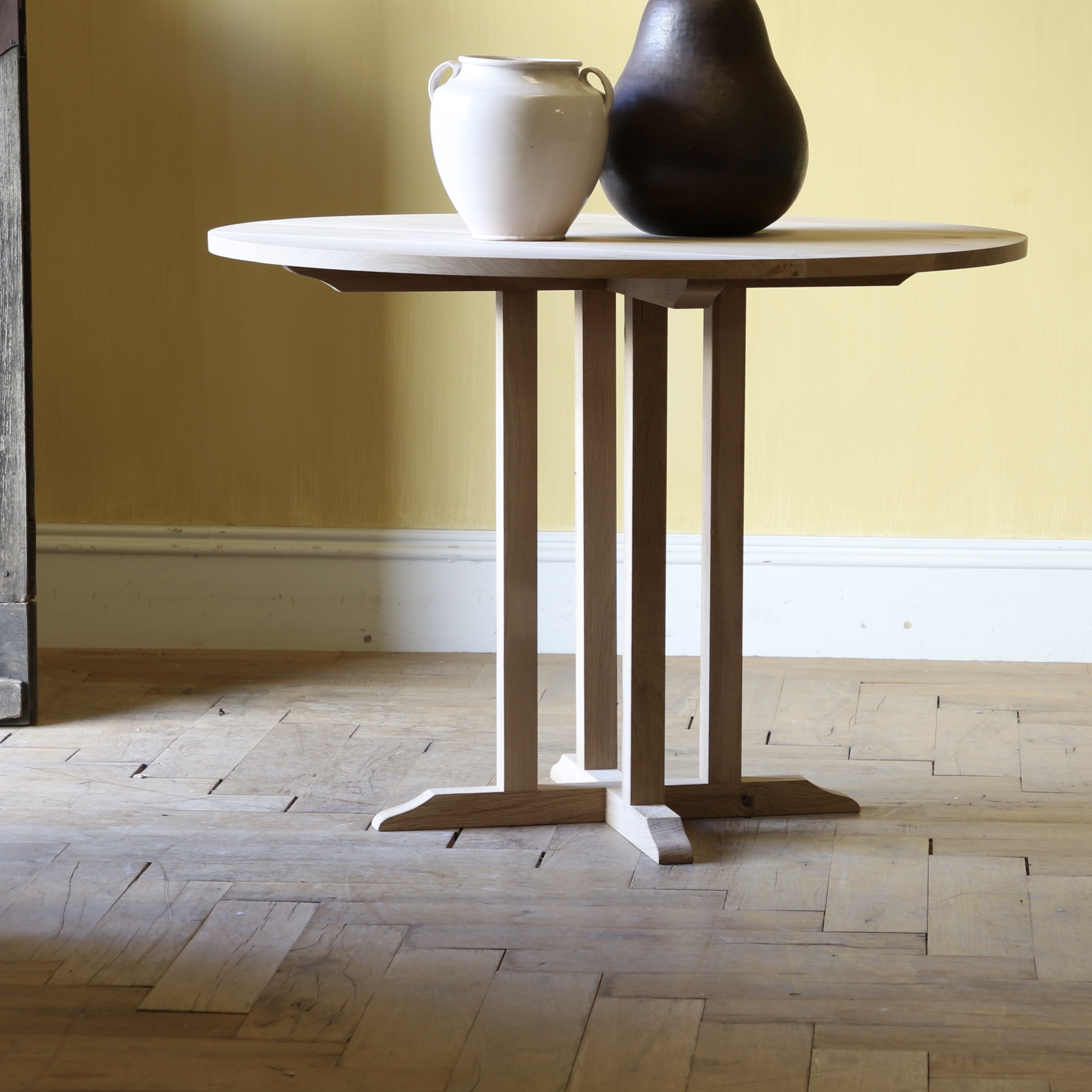 Round Pedestal Table // JS Editions