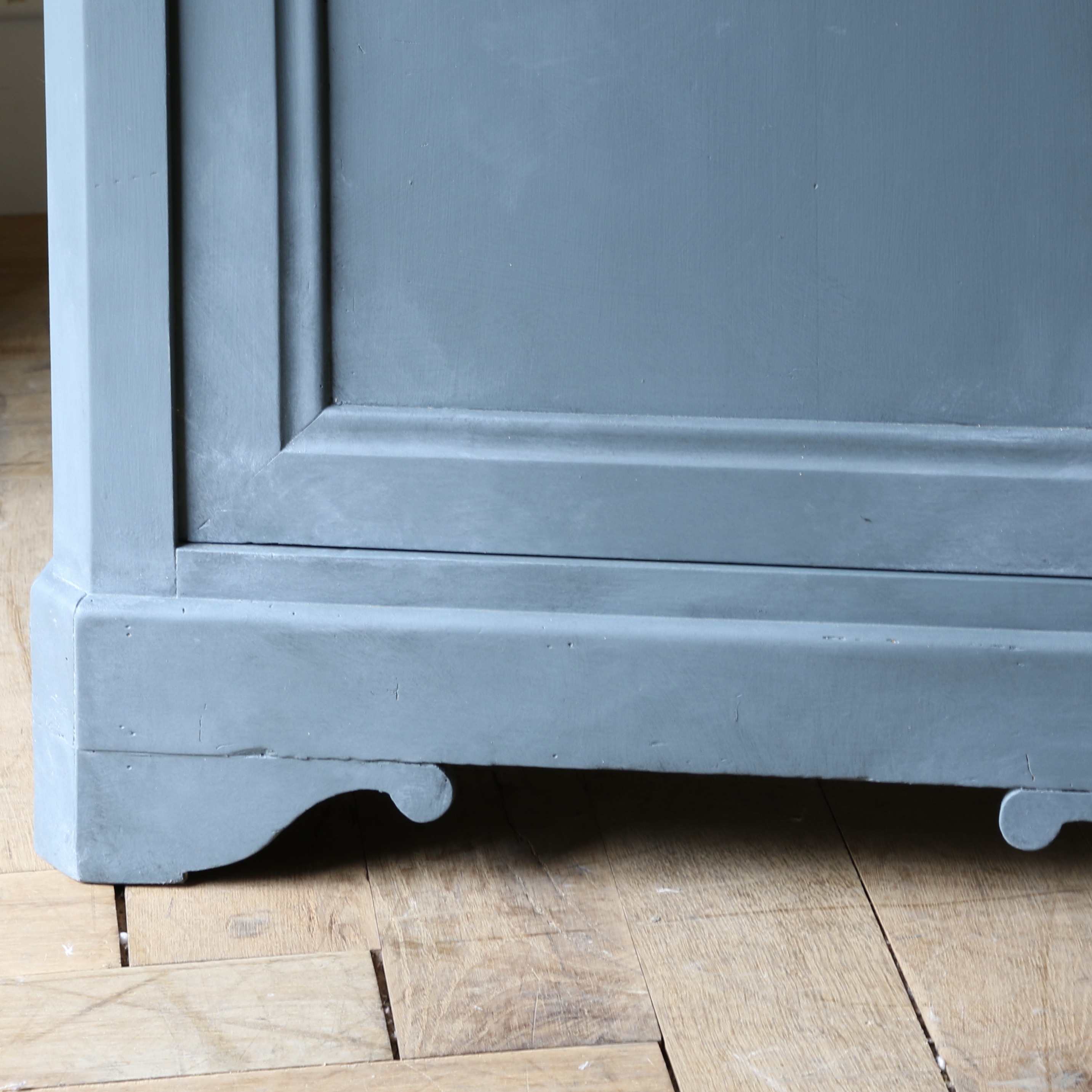 Louis Philippe Dresser Base