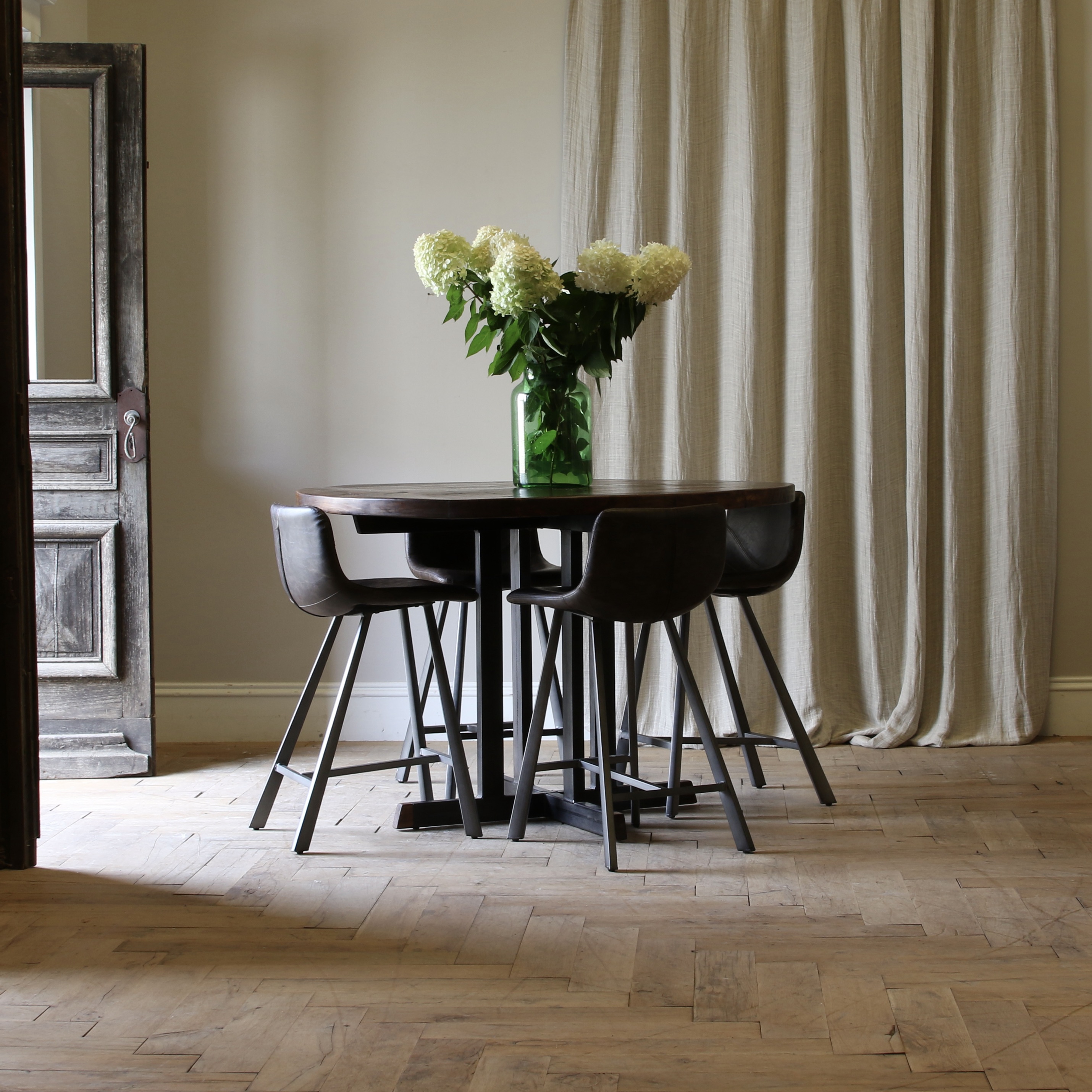 130-31 - 胡桃木餐桌