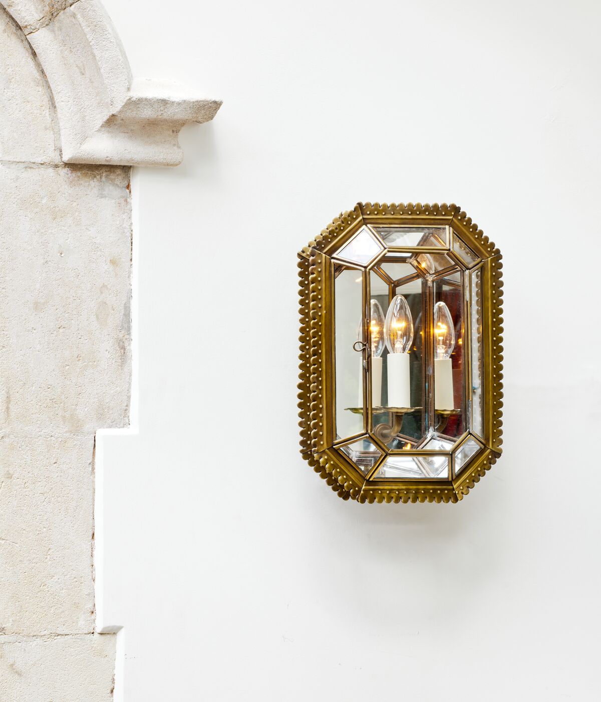146-40 - Chartwell Wall Light by Vaughan