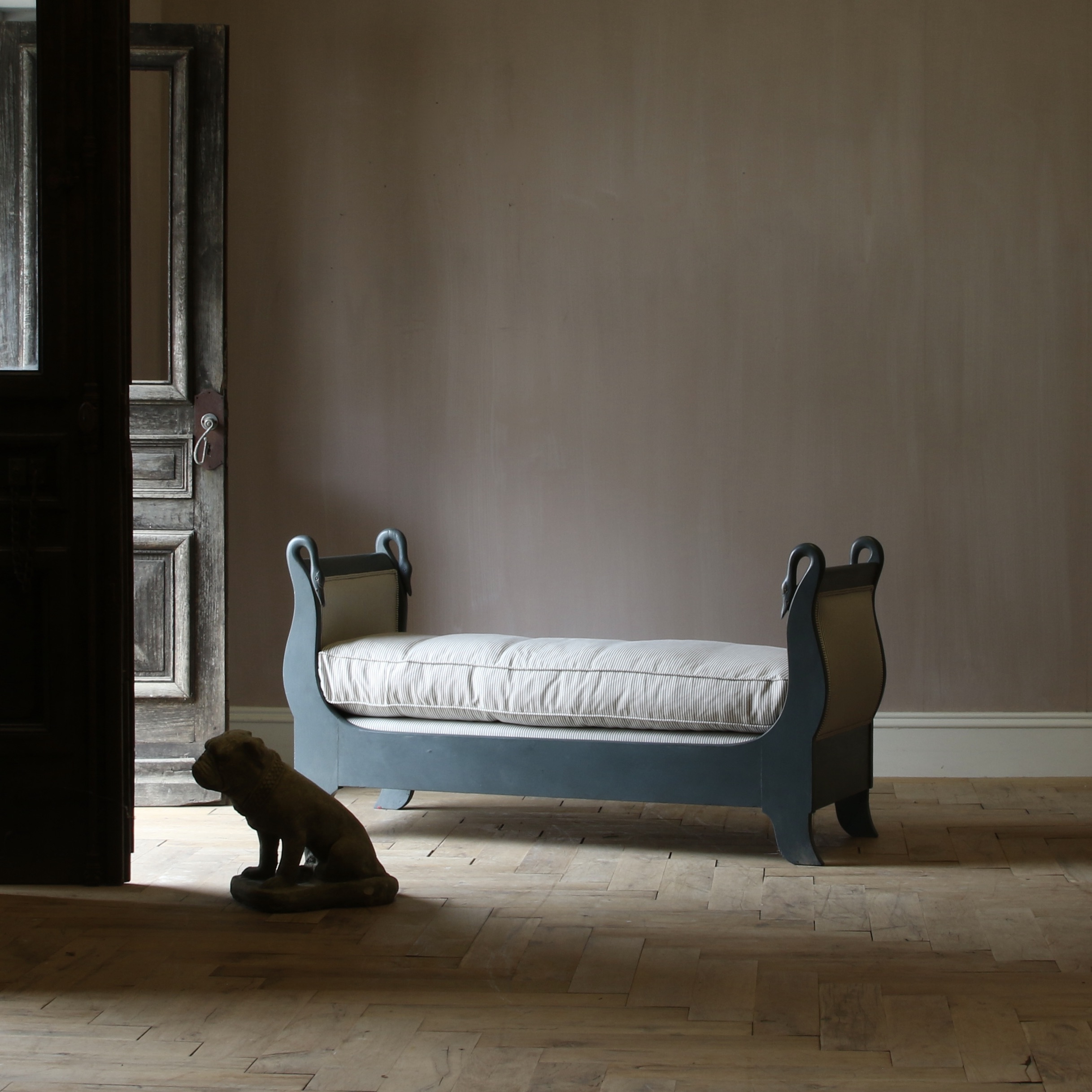 147-93 - Swan Chaise