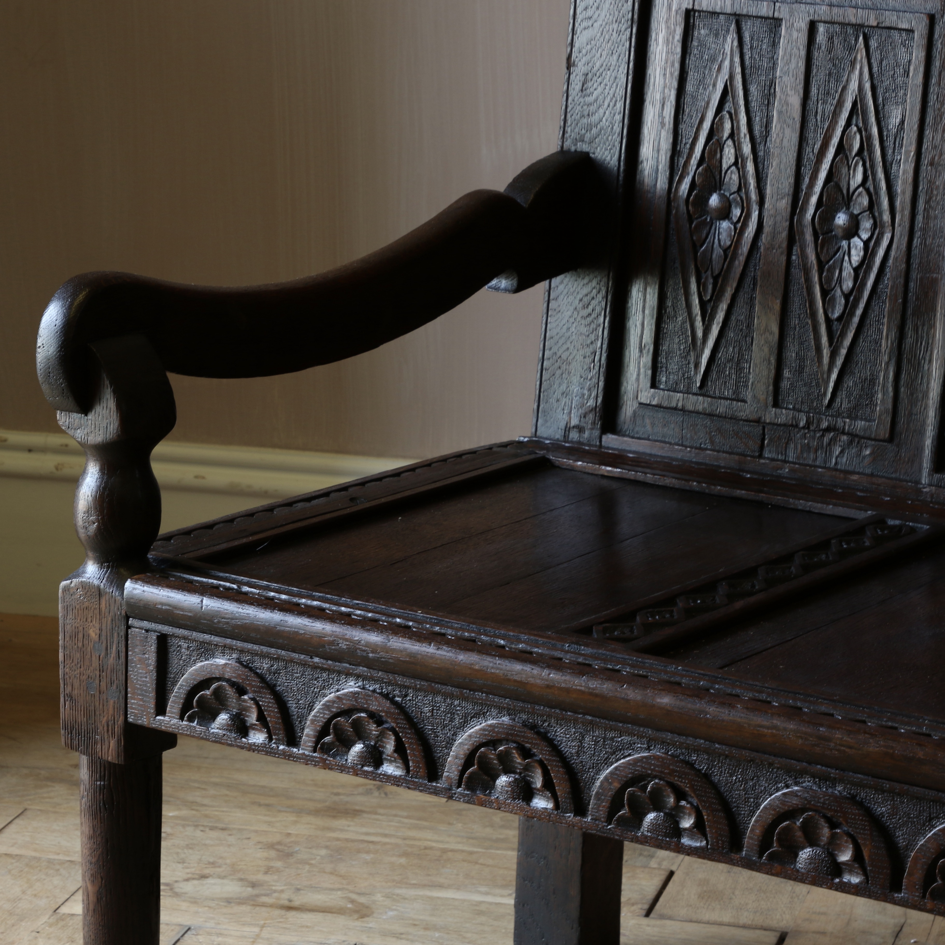 Jacobean Settle