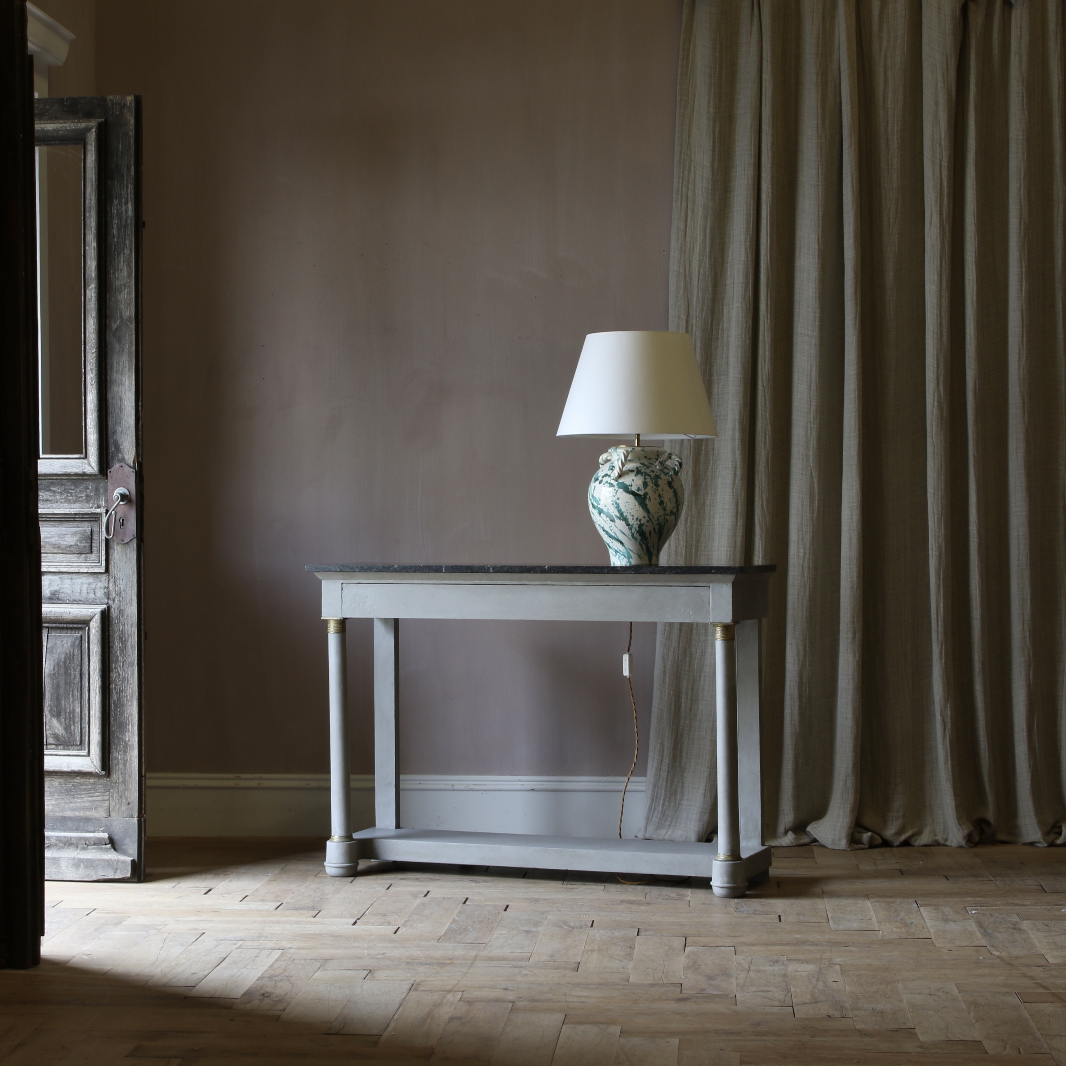 150-20 - Empire Console