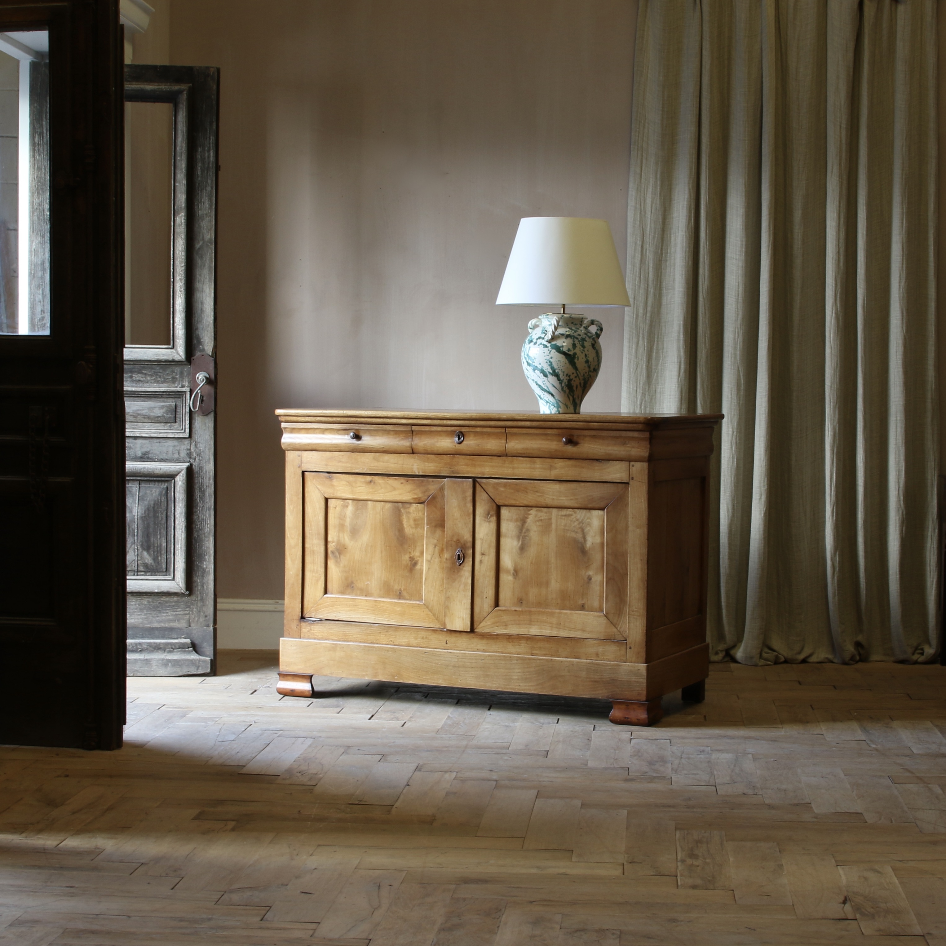 149-53 - Louis Philippe Dresser Base