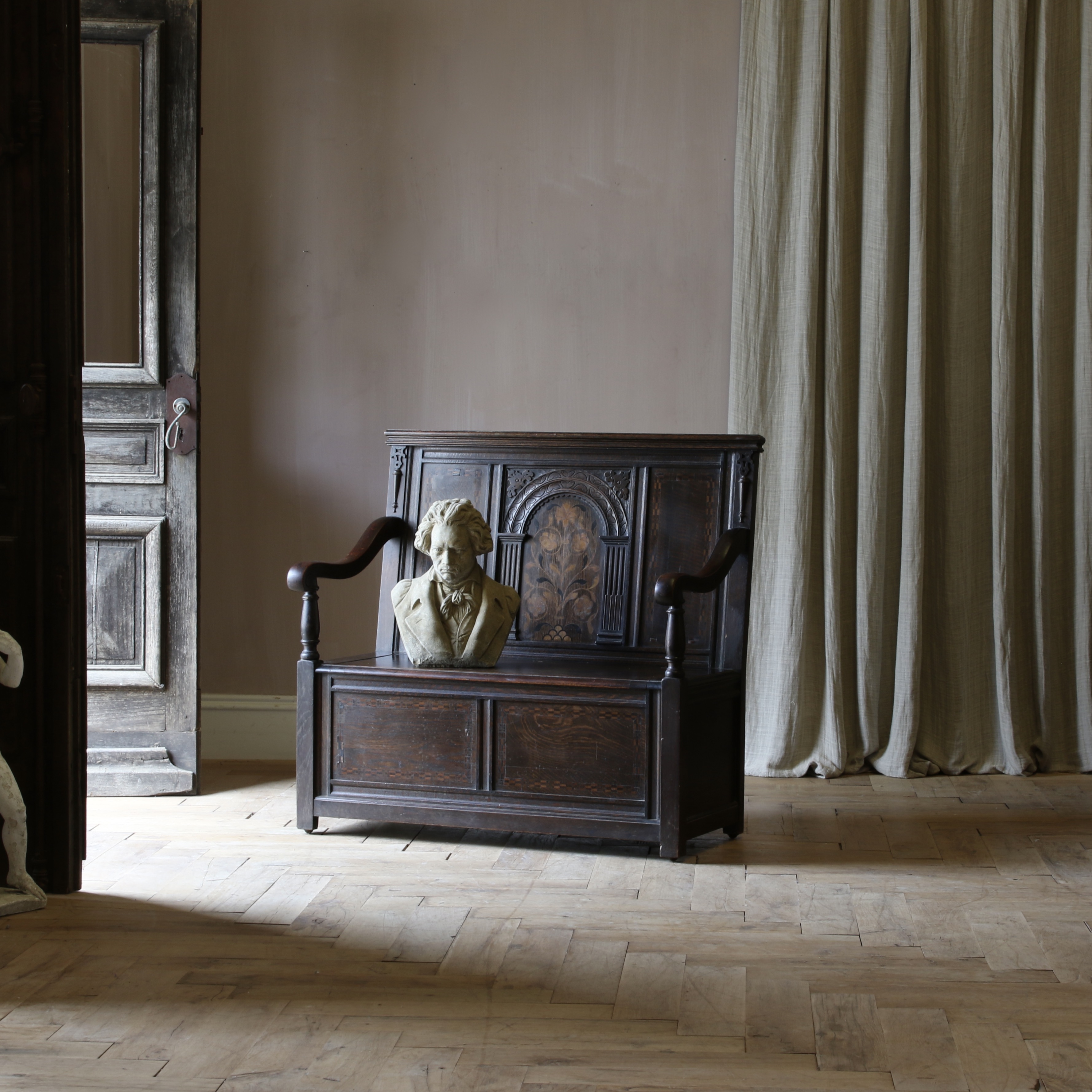 150-38 - Settle with Box Seat