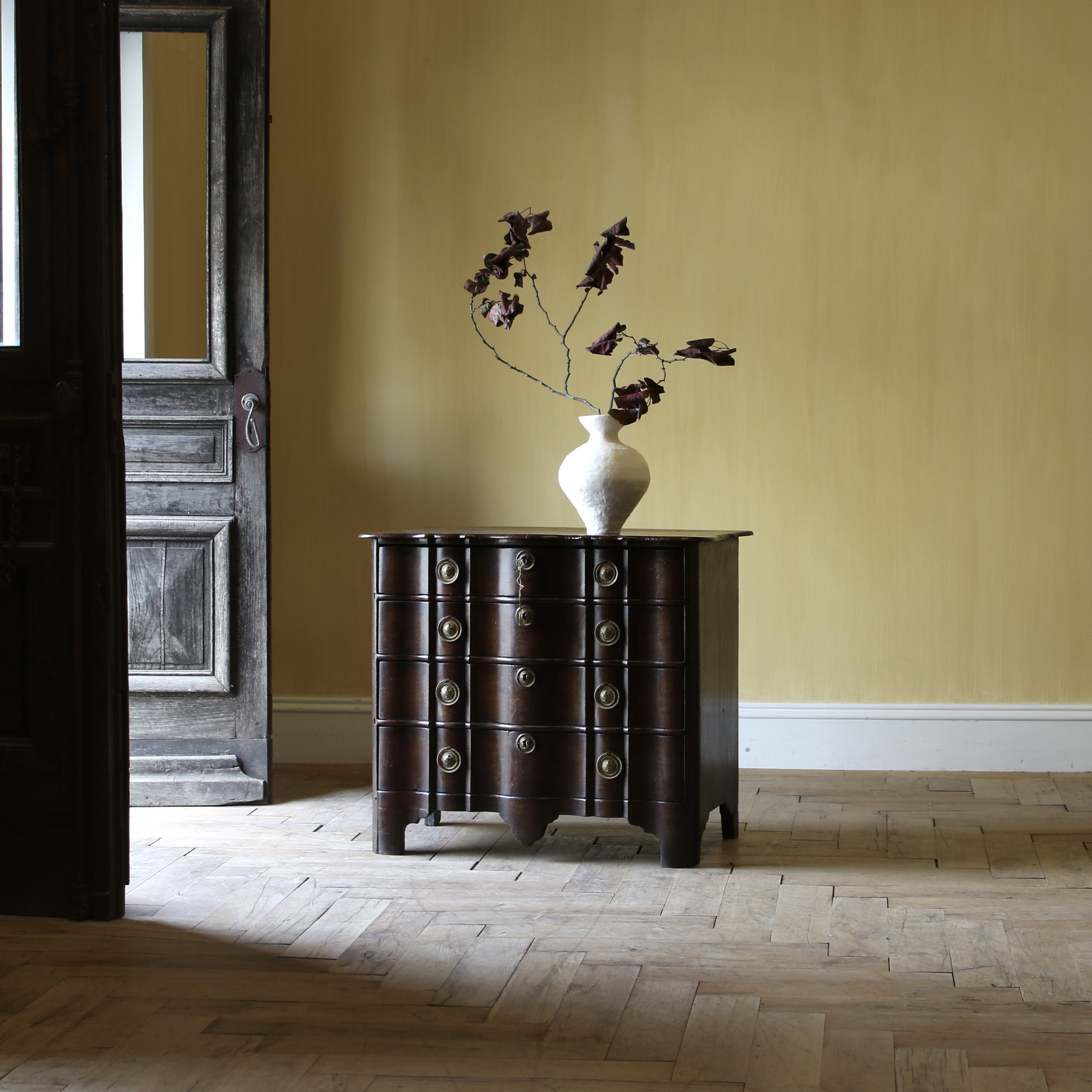 153-80 - Arbalète Fronted Commode